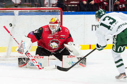 Färjestads Joel Kellman och Malmö Redhawks målvakt Adam