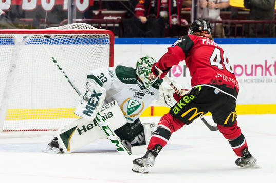 Malmö Redhawks Lauri Pajuniemi och Färjestads målvakt
