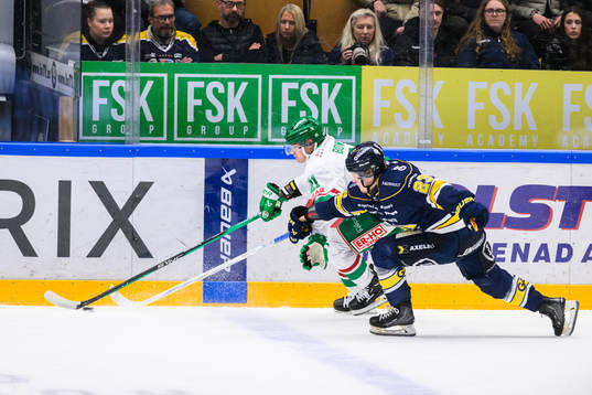 HV71s Åke Stakkestad  och Rögles Henry Bowlby