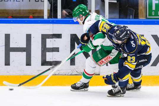 HV71s Åke Stakkestad  och Rögles Henry Bowlby