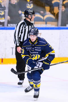 HV71s Nicholas Shore jublar