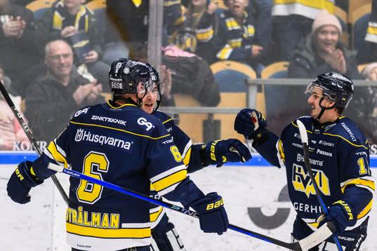 HV71s Nicholas Shore jublar