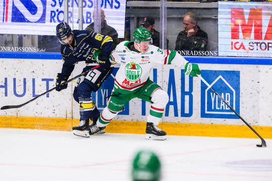 HV71s Oliwer Kaski och Rögles Albin Sundsvik