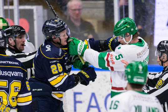 HV71s Tommi Tikka och Rögles Ludvig Claesson