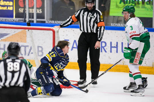 HV71s Isac Brännström och Rögles Michael Kapla