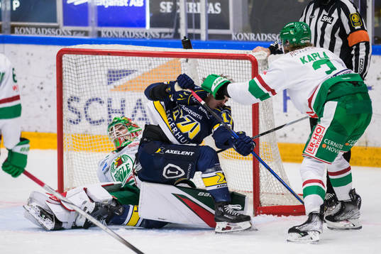 HV71s Isac Brännström oroar framför Rögles målvakt