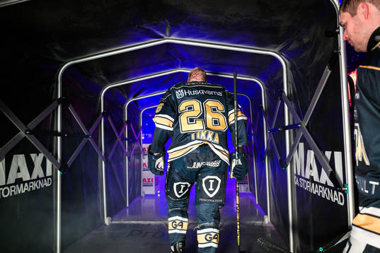 HV71s Tommi Tikka  åker ut på isen