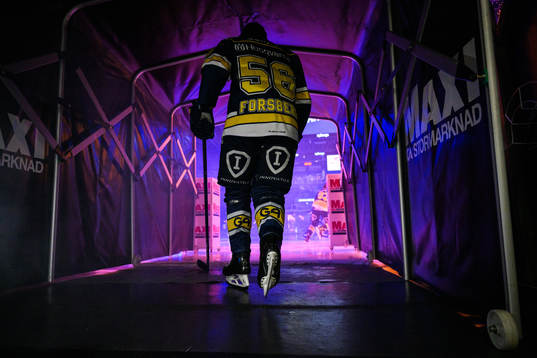 HV71s Fredrik Forsberg åker ut på isen