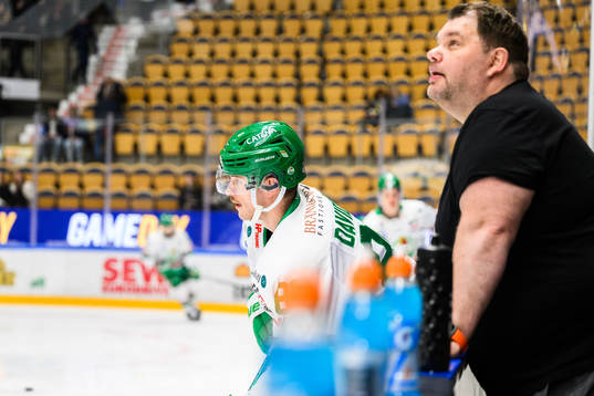 Rögles materialförvaltare Frederik Andersen och Rögles