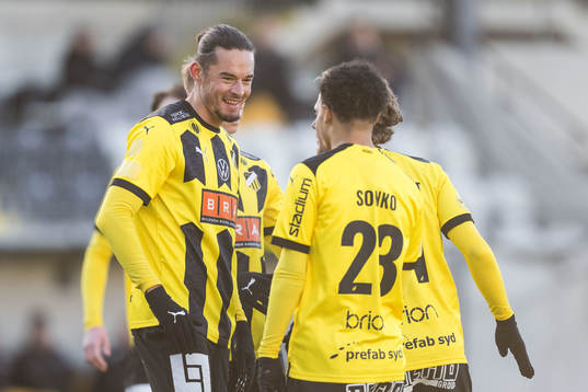 Häckens Amor Layouni jublar
