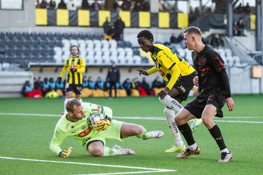 Häckens målvakt Peter Abrahamsson och Abdoulaye Faye