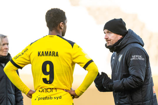 Ola Kamara och assisterande tränare Håkon Wibe-Lund