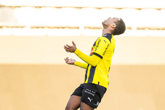 Häckens Ola Kamara reagerar