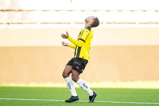 Häckens Ola Kamara reagerar