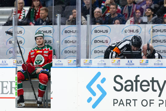 Frölundas Malte Strömwall sitter i utvisningsbåset medan