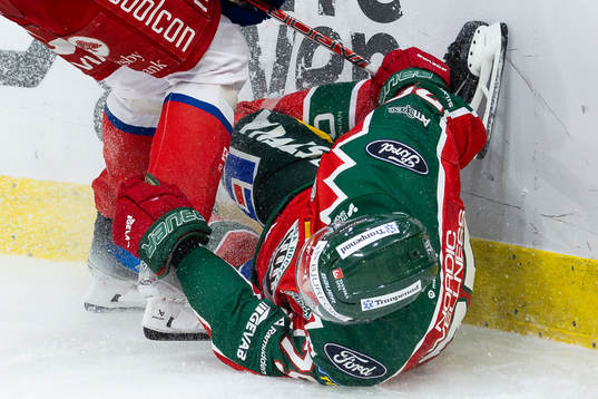 Frölundas David Edstrom åker in i sargen