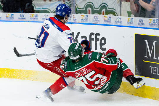 Frölundas David Edstrom åker in i sargen