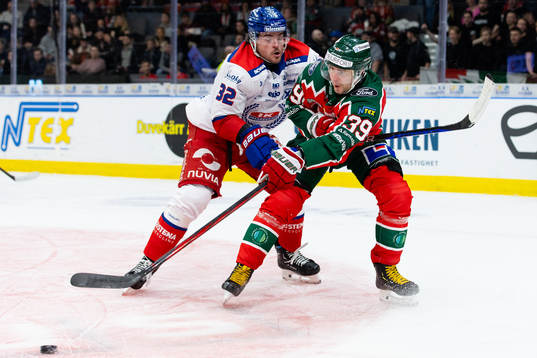 Oskarshamns Oscar Engsund och Frölundas Mikael Ruohomaa