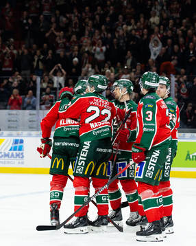 Frölundas Carl Klingberg jublar med lagkamrater
