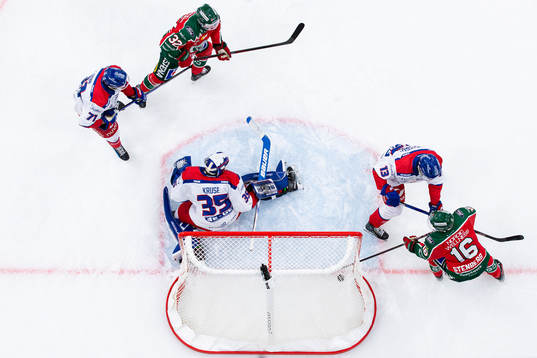 Frölundas David Edstrom (ej i bild) gör 3-2 i mål bakom