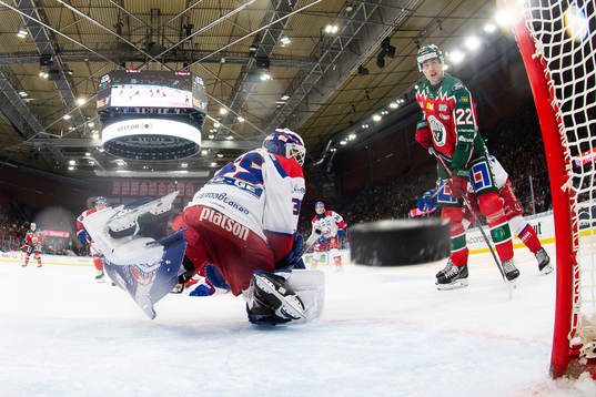 Frölundas Carl Klingberg (ej i bild) skjuter 5-2 i mål
