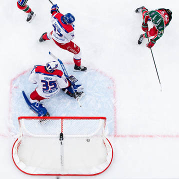 Frölundas Jere Innala skjuter 4-2 i mål bakom Oskarshamns