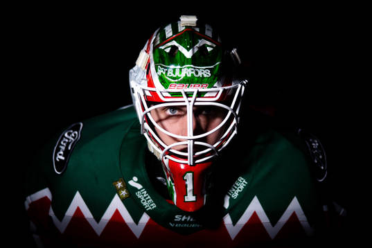 Frölundas målvakt Lars Johansson innan ishockeymatchen i