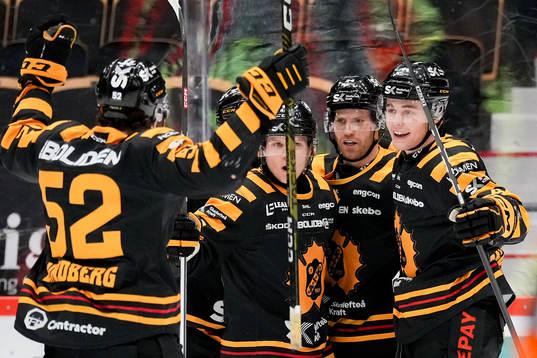 Skellefteås Elias Salomonsson och Arvid Lundberg jublar