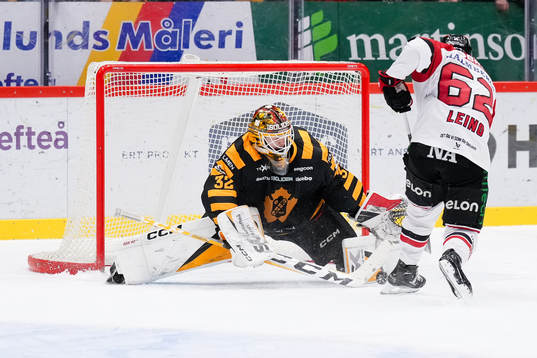 Örebros Robert Leino och Skellefteås målvakt Linus