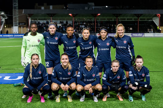 The starting eleven of Rosengård pose for a team picture