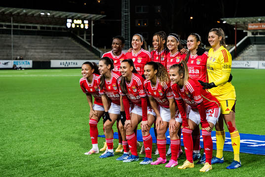 The starting eleven of Benfica pose for a team picture