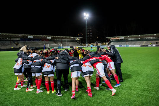 Players of Benfica gatherers