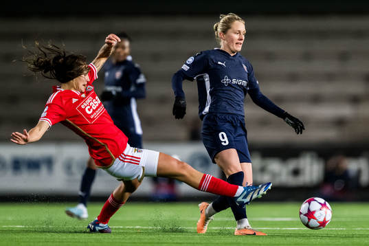 Catarina Amado of Benfica and Emilia Larsson of FC