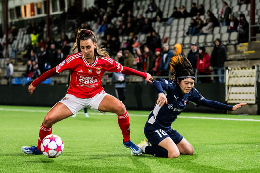Catarina Amado of Benfica and Mai Kadowaki of FC Rosengård