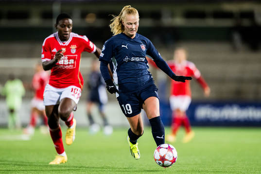 Christy Ucheibe of Benfica and Sofie Bruun Bredgaard of FC