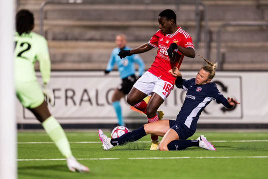 Christy Ucheibe of Benfica and Jessica Wik of FC Rosengård