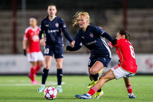 Sofie Bruun Bredgaard of FC Rosengård and Andreia Faria of