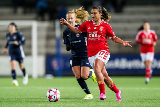 Andreia Norton of Benfica and Sofie Bruun Bredgaard of FC