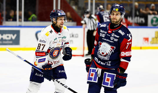 Växjös Robert Rosén jublar och Linköpings Taylor Leier