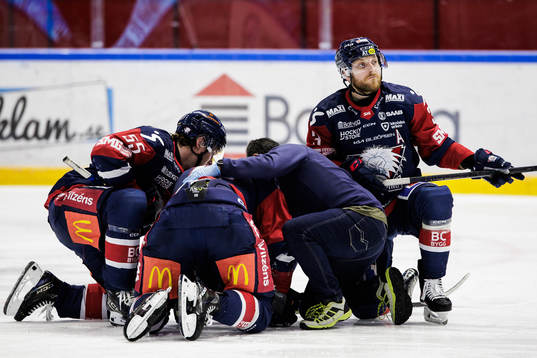 Linköpings Patrick Russell har ont