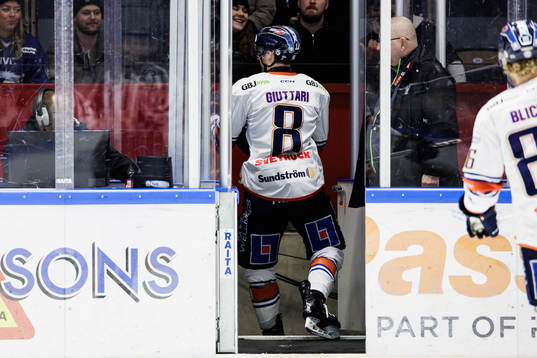 Växjös Zachary Giuttari lämnar isen