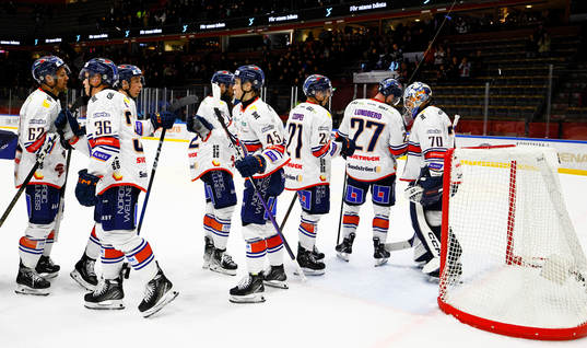 Växjös spelare tackar målvakt Adam Åhman