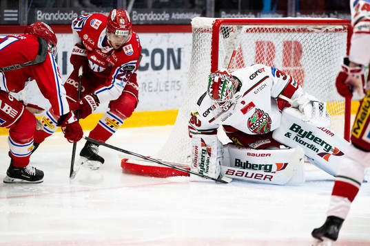 Timrås Filip Hållander och MoDos målvakt Lassi Lehtinen