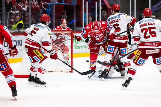 Timrås Anton Wedin framför MoDos målvakt Lassi Lehtinen