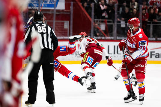 Timråspelare tacklas