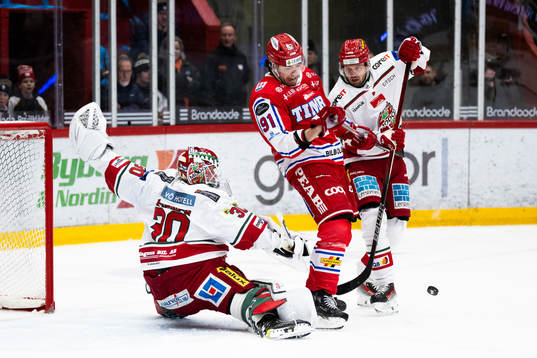MoDos målvakt Lassi Lehtinen och Timrås Magnus Pääjärvi