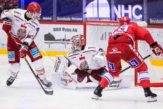Timrås Filip Hållander oroar framför MoDos målvakt