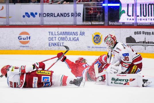 Timrås Jeremy Boyce-Rotevall kolliderar med MoDos målvakt