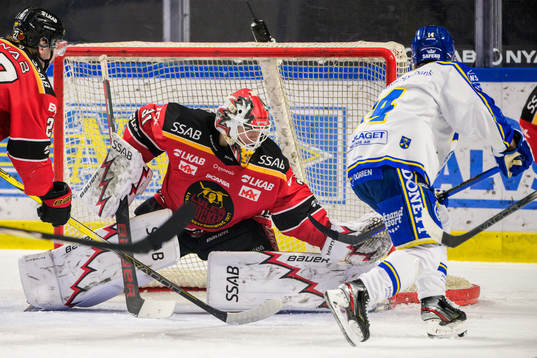 Luleås målvakt Matteus Ward och Leksands Oskar Lang