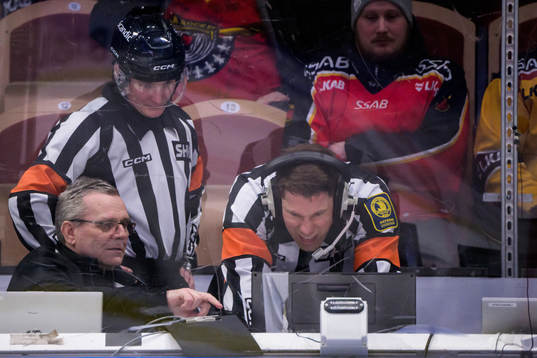 Domare Tobias Björk och Alexander Österberg med en